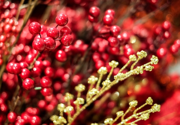 Decoración navideña ilex verticillata o winterberry holly.