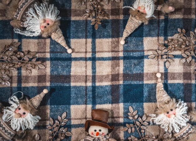 Foto decoración navideña de invierno frío. espacio de copia medio con barba blanca y muñeco de nieve.