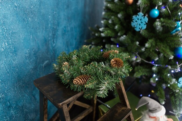 Decoración navideña, juguetes vintage, árbol de navidad en el fondo. Feliz año nuevo concepto