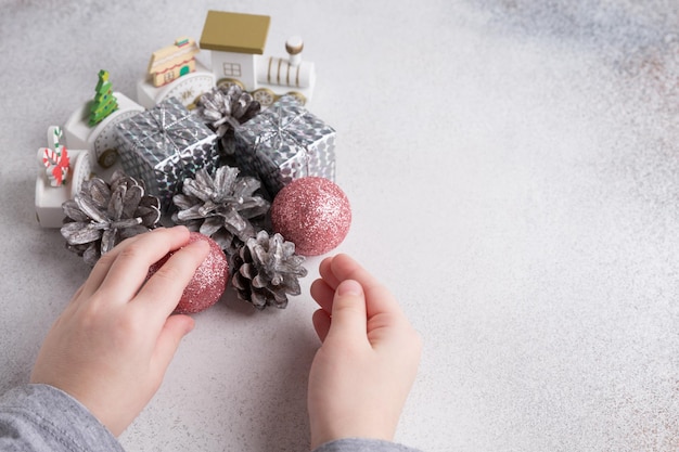 Decoración navideña en manos. Mujer sosteniendo juguetes de Navidad. Fondo de vacaciones de invierno