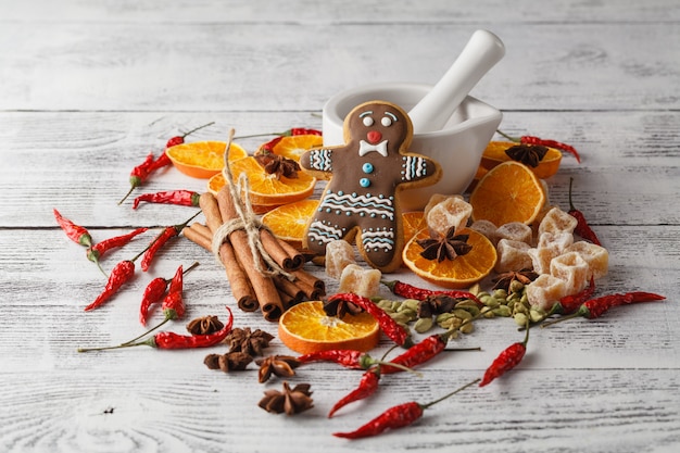 Decoración navideña en mesa de madera con canela, naranja, nueces