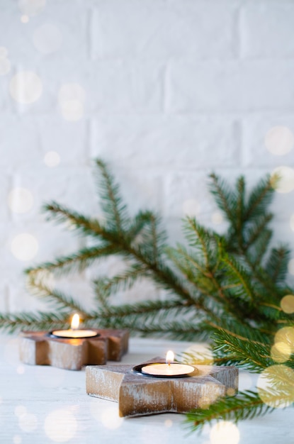 Decoración navideña minimalista en interior escandinavo Candelabros de madera con forma de árbol de Navidad y estrella. Copia espacio