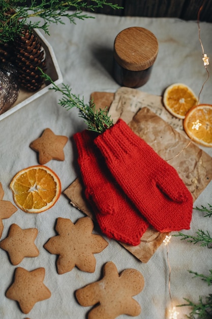 decoración navideña, mitones rojos sobre un fondo de pan de jengibre