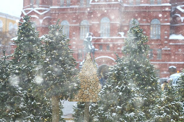 Decoración navideña en Moscú, árboles de Navidad en la calle, diciembre nevado, temporada de año nuevo