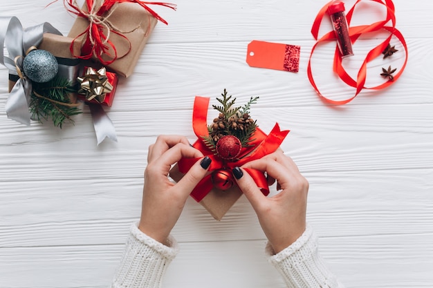 Decoración navideña. La mujer desempaqueta los regalos.