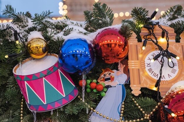 Decoración navideña multicolor en el árbol