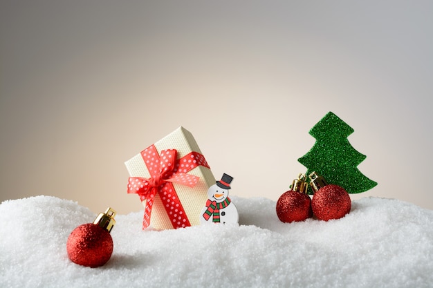 Decoración navideña Muñeco de nieve y árbol en la nieve.