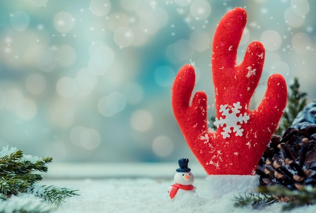 Decoración navideña en la nieve. Copie el espacio para el texto con fondo borroso bokeh.