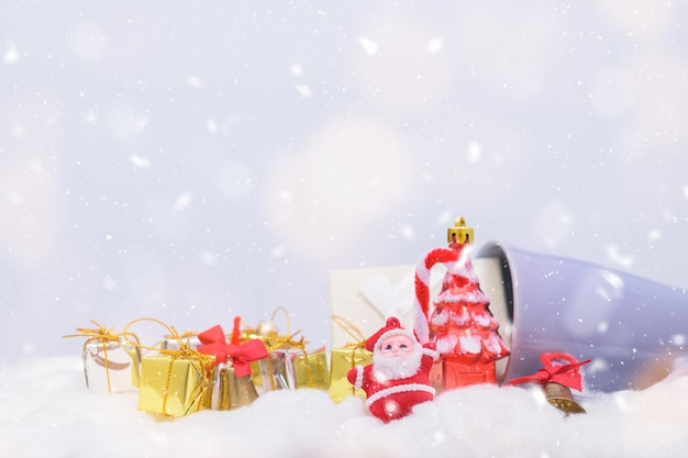 Decoración navideña en la nieve
