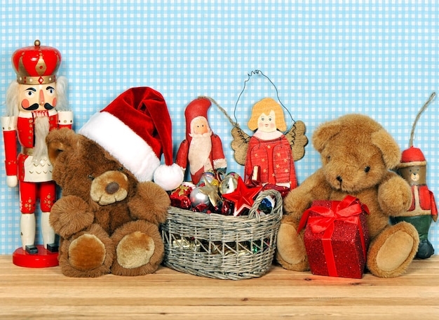 decoración navideña nostálgica con juguetes antiguos
