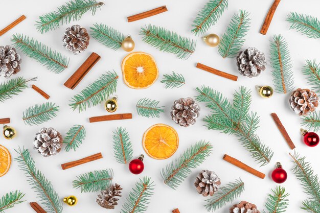 Decoración navideña o de año nuevo con abeto, naranjas secas y conos