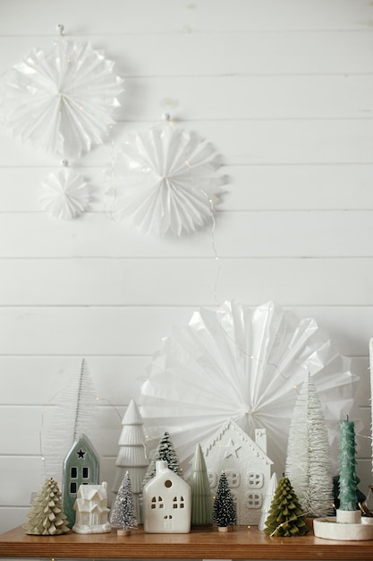 Decoración navideña de un pequeño pueblo en una habitación escandinava festiva Árboles de Navidad en miniatura modernos Casas elegantes y estrellas Decoración atmosférica de vacaciones de invierno
