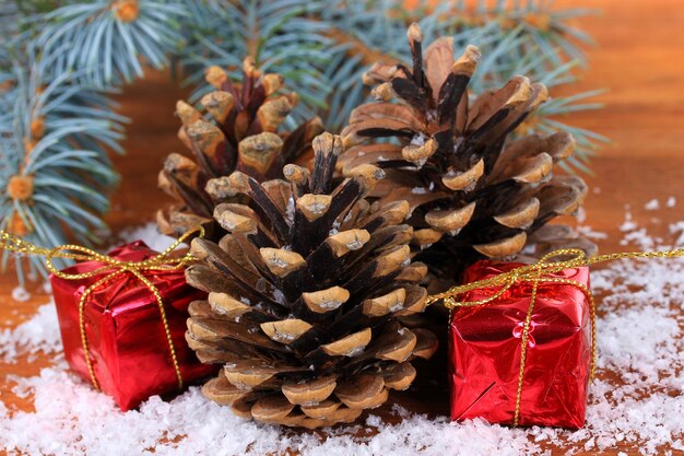 Decoración navideña con piñas sobre superficie de madera