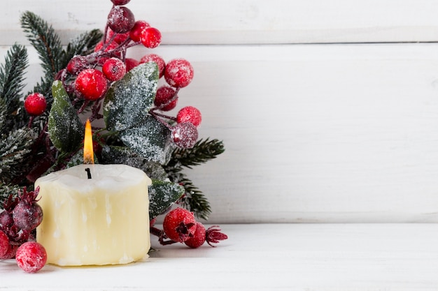 Decoración navideña con ramas de abeto en el fondo de madera