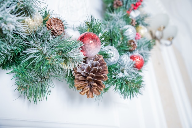 Decoración navideña, ramas de abeto, guirnalda y piña, tarjeta de navidad