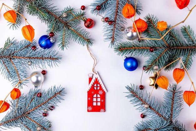 Decoración navideña, ramas de un árbol de Navidad sobre un fondo blanco. Tarjeta de Navidad.