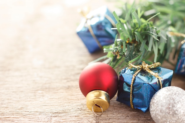 Decoración navideña. Regalos de año nuevo y bolas de árbol de navidad sobre fondo de madera