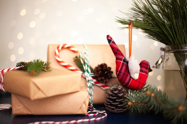 Foto decoración navideña y regalos en el fondo de guirnaldas. vacaciones en casa, vacaciones de invierno.