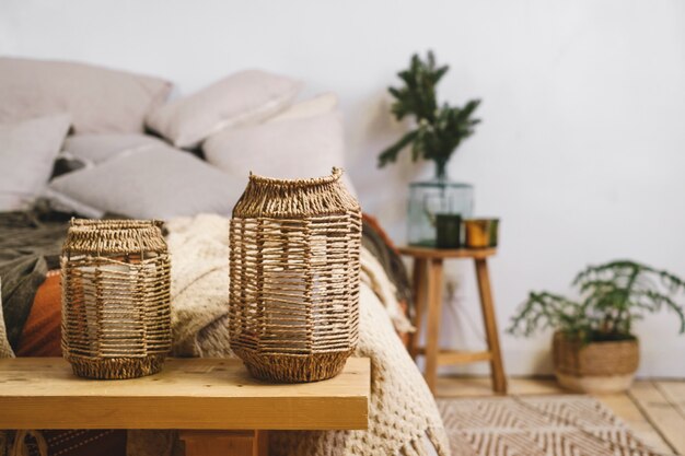 Decoración navideña de la sala de estar junto a la cama en estilo eco escandinavo