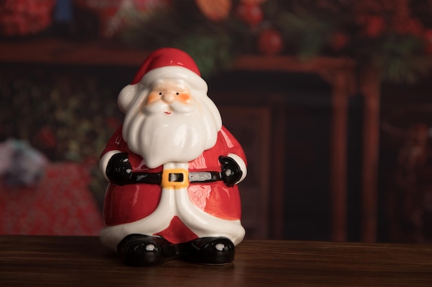 Decoración navideña de Santa Claus de porcelana sobre fondo blanco o navideño