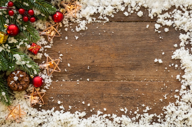 Decoración navideña sobre un fondo de madera