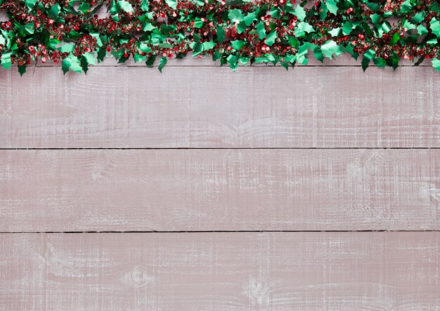 Decoración navideña sobre tabla de madera