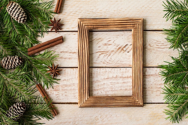 Decoración navideña en la superficie de madera blanca