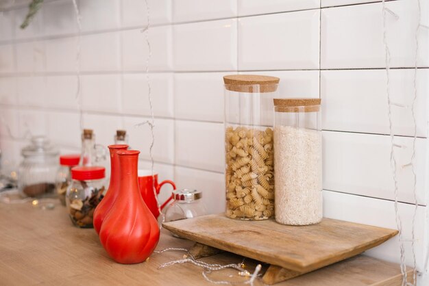 Decoración navideña y utensilios de cocina y utensilios en un hogar acogedor