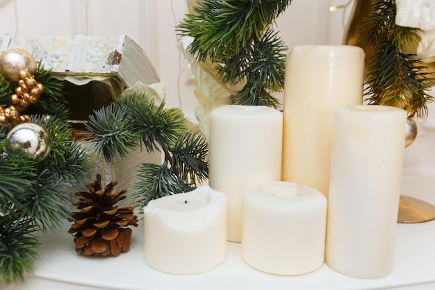 Decoración navideña con velas, árbol de navidad, conos y regalos. Colores pastel frescos, caja de regalo. Juguete de árbol de Navidad. Año nuevo. De cerca.