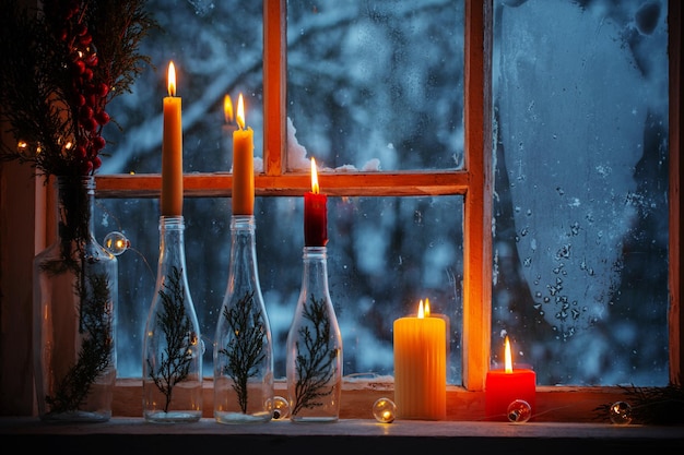 Decoración navideña en la ventana de madera antigua de fondo