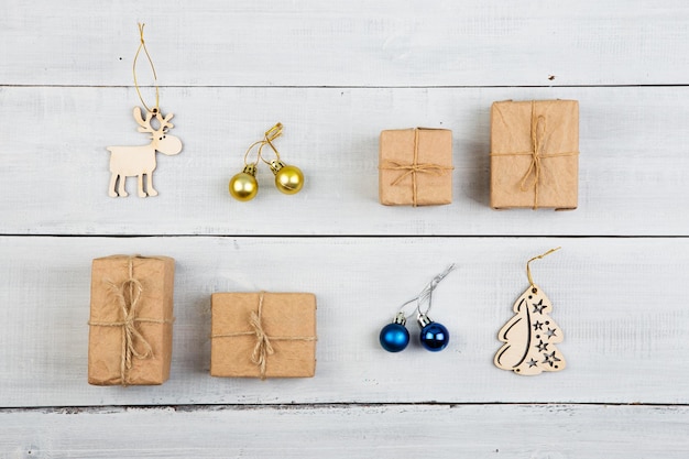 Decoración navideña vintage en mesa de madera cajas de regalo árbol de navidad y ciervos