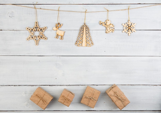 Decoración navideña vintage en mesa de madera cajas de regalo copos de nieve ángel y ciervo