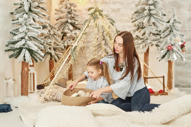 Decoración navideña vintage Árbol de Navidad y regalos Acogedora mañana de invierno