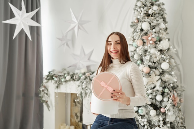 Decoración navideña vintage Árbol de Navidad y regalos Acogedora mañana de invierno