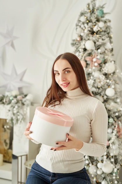 Decoración navideña vintage Árbol de Navidad y regalos Acogedora mañana de invierno