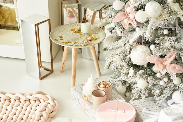 Decoración navideña vintage Árbol de Navidad y regalos Acogedora mañana de invierno