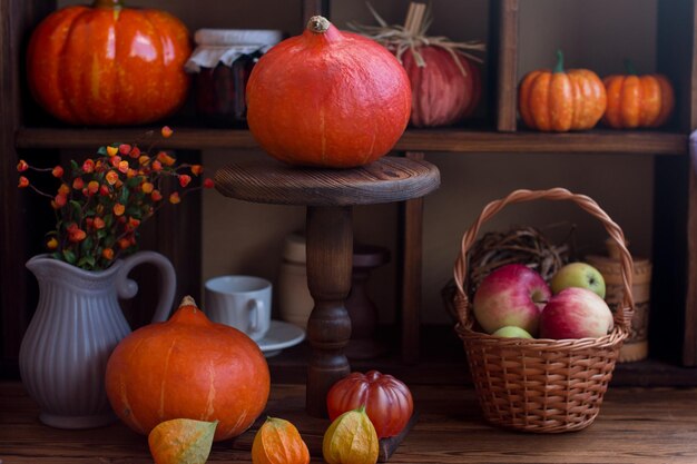 Decoración otoñal de calabaza y bayas amarillas de espino amarillo Cosecha de Halloween de calabazas y bayas naranjas