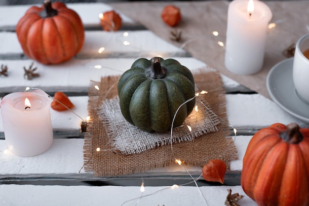 Decoración otoñal de calabazas y velas en octubre idea para halloween