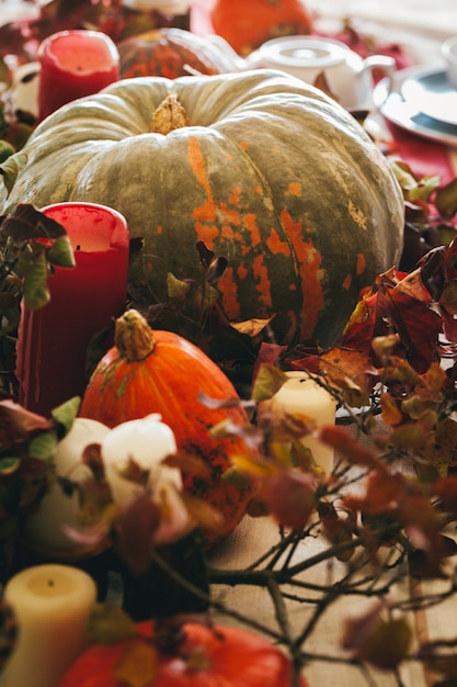 Foto decoración de otoño de acción de gracias con velas y calabazas de cerca