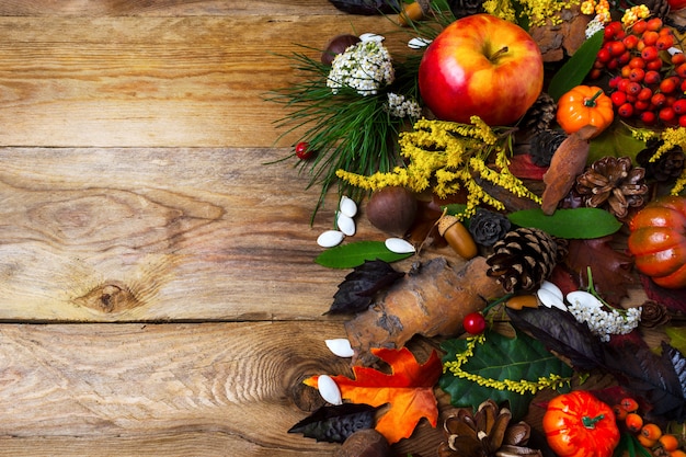 Decoración de otoño con bayas de serbal en mesa de madera