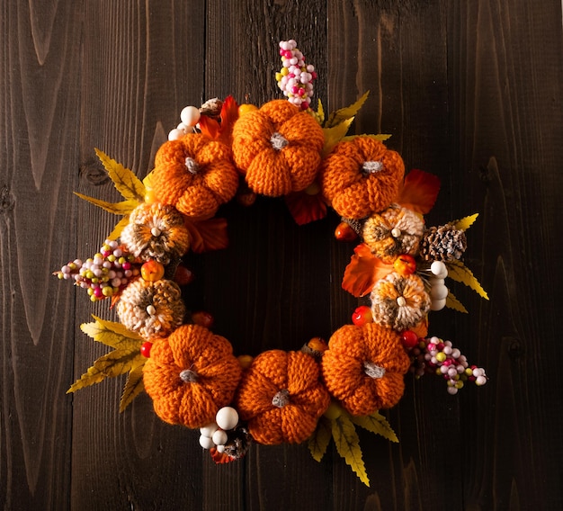 Decoración de otoño para la casa en forma de corona de calabazas tejidas Concepto de otoño hecho a mano Acción de gracias