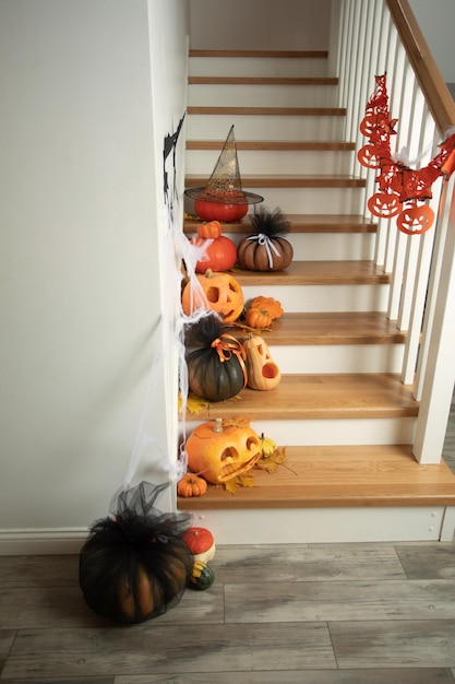 Decoración de otoño estacional en escaleras de madera en casa