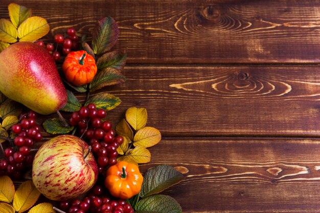 Decoración de otoño con pequeñas calabazas y viburnum