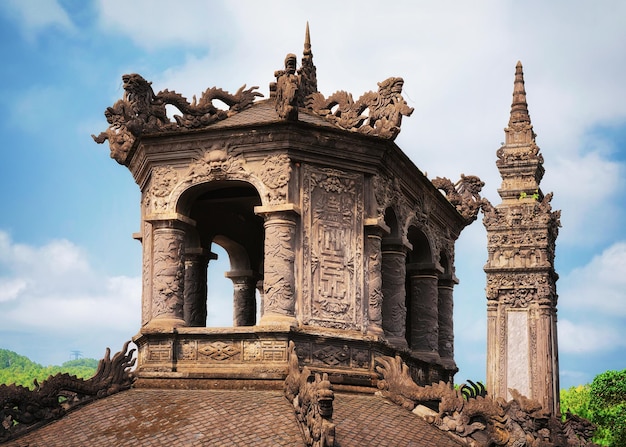 Decoración de la pagoda en la tumba de Khai Dinh en Hue, Vietnam