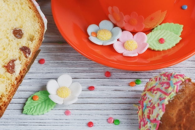 Decoración de Pascua cerca de una taza de café y pasteles