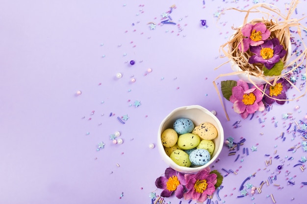 Decoración de Pascua en colores pastel. Huevos de Pascua, dulces, dulces, flores y cáscaras de huevo.