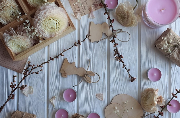 La decoración de Pascua se encuentra en una mesa blanca