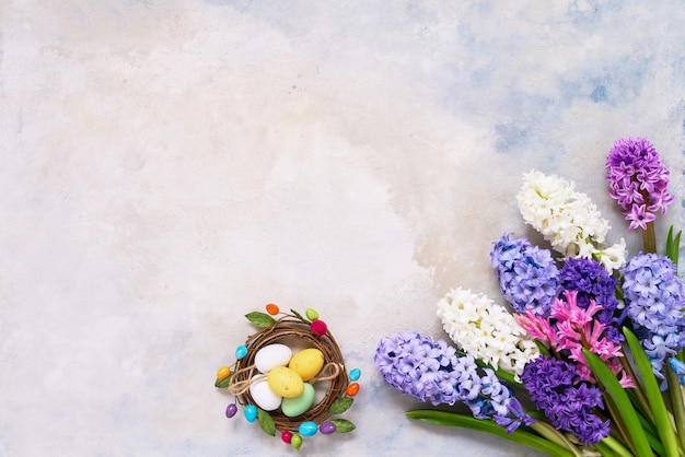 Decoración de Pascua y flores de jacinto flatlay. Copie el espacio, vista superior. Concepto de celebración de Pascua.