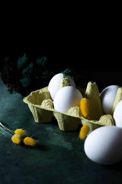 Decoración de Pascua en forma de huevos decorados con flores.
