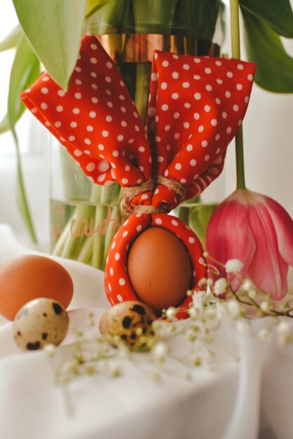 decoración de pascua con huevos y flores